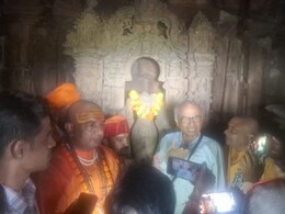 CJI पर जूता फेंकने वाले वकील पहुंचे खजुराहो, सिर कटी भगवान विष्णु की मूर्ति के सामने बैठकर की पूजा