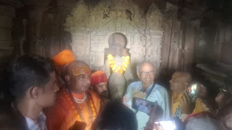 CJI पर जूता फेंकने वाले वकील पहुंचे खजुराहो, सिर कटी भगवान विष्णु की मूर्ति के सामने बैठकर की पूजा