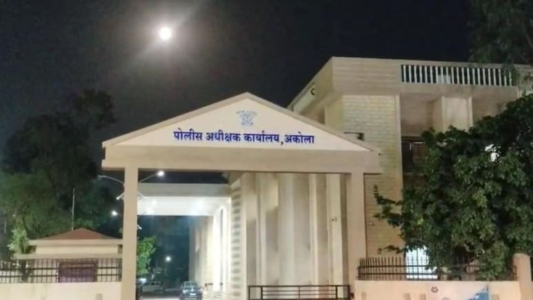 Akola News : अकोल्यात 'खाकी' ला डाग, थेट SP ऑफिसमध्येच लाच घेताना 'मॅडम' ना अटक
