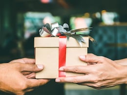 Gifts to Avoid: चुकूनही कुणाला या गोष्टी गिफ्ट म्हणून देऊ नका; आर्थिक संकटात अडकू शकता