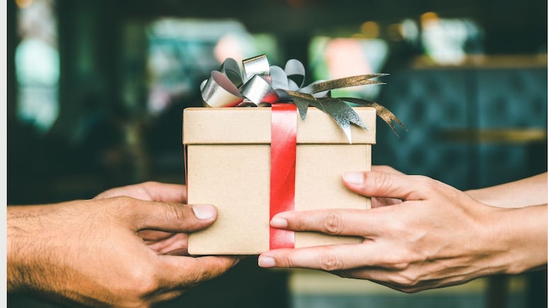Gifts to Avoid: चुकूनही कुणाला या गोष्टी गिफ्ट म्हणून देऊ नका; आर्थिक संकटात अडकू शकता