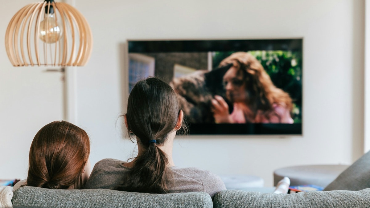 65 इंच स्मार्ट टीवी लाना चाहते हैं घर, इन 5 टीवी पर बेस्ट डील्स करेंगी मदद