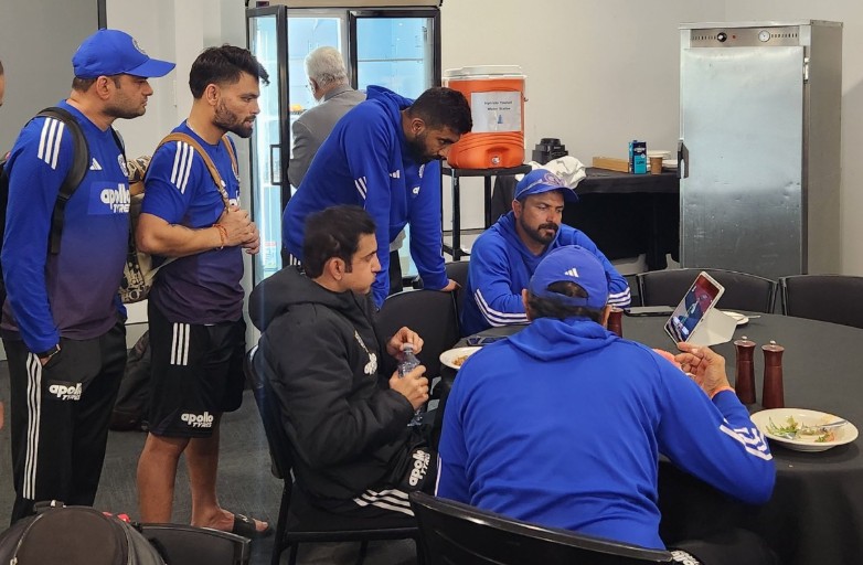 महिला WC फाइनल में अफ्रीका से भिड़ रही थी भारतीय टीम, इधर बढ़ती रहीं गंभीर-बुमराह की धड़कनें