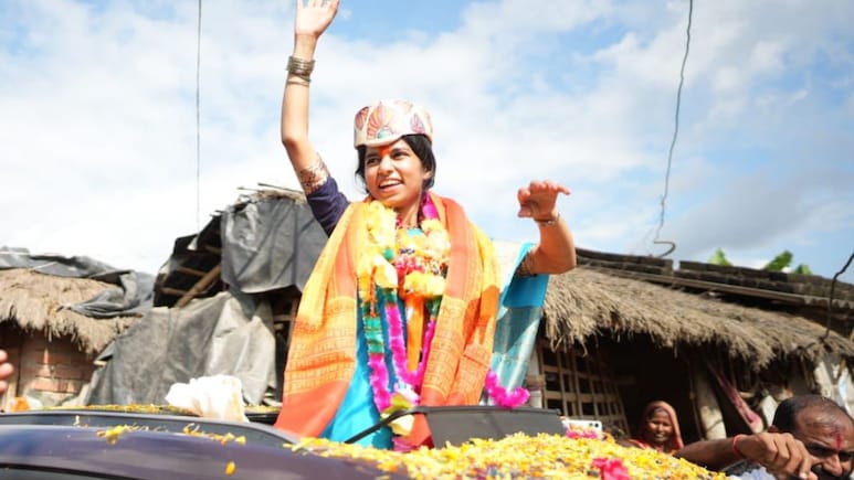 Maithili Thakur: 25 साल की मैथिली ठाकुर ने 11 उम्मीदवारों को छोड़ा पीछे, क‍ितने वोटों से बनेंगी Youngest MLA?