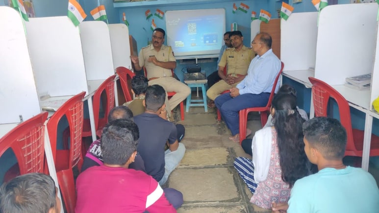 Akola News : स्पर्धा परीक्षांसाठी राहते घर मोफत; एका वकिलामुळे दानापूरमधील 27 विद्यार्थी बनले सरकारी अधिकारी