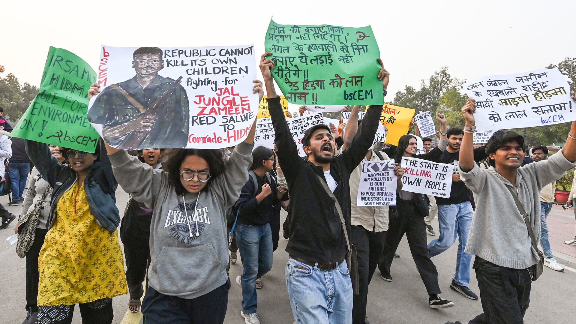 Video: Protest Against Toxic Air In Delhi Turns Violent, Cops Hit With Pepper Spray