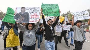 Protest Against Toxic Air In Delhi Turns Violent, Cops Hit With Pepper Spray