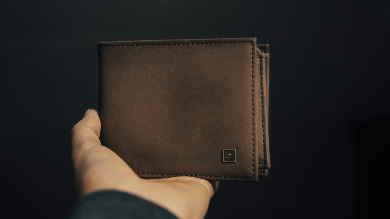 Top 5 Mens Wallets With Smart Compartments For Better Daily Organisation