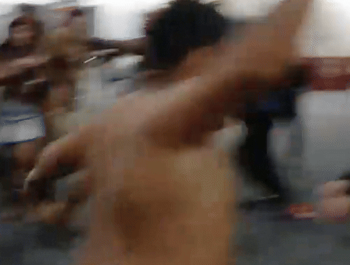 ब्राजील में बवाल! पर्यावरण के मुद्दे पर सजा था नेताओं का मंच और घुस गए आदिवासी, तोड़फोड़ का देखे वीडियो