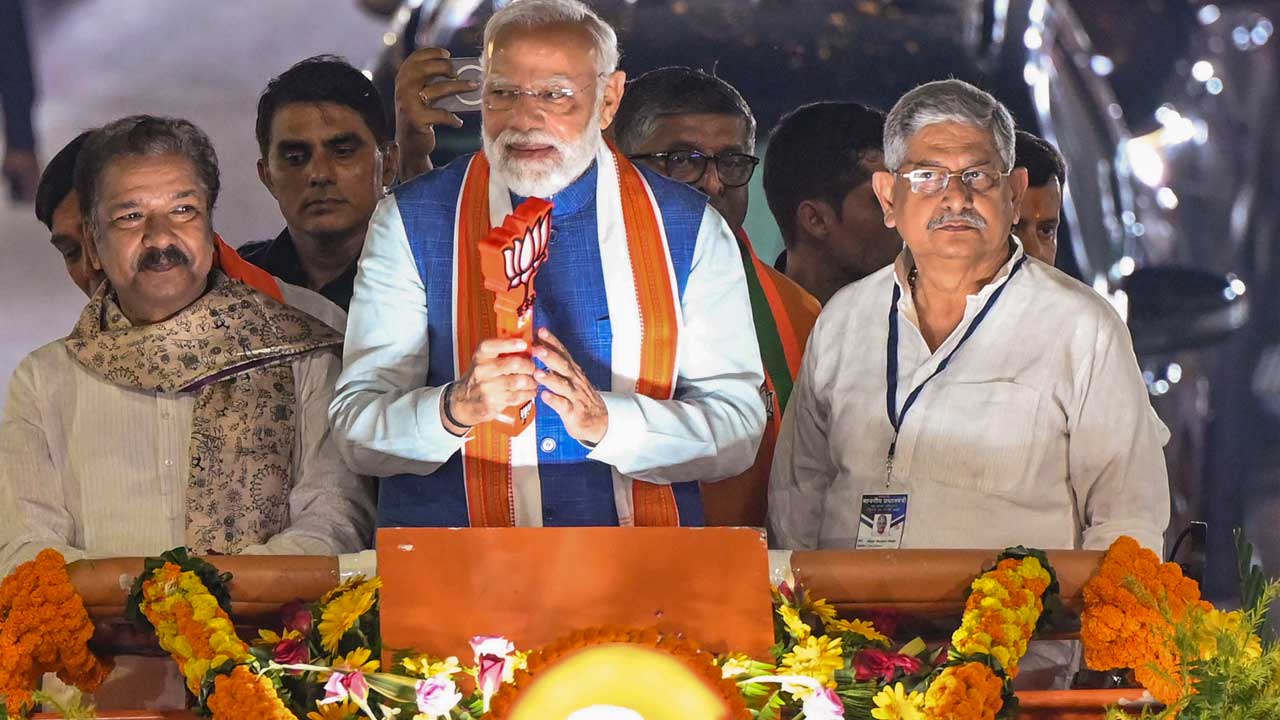 PM Modi Holds Mega Roadshow In Patna, Pays Tribute To Poet Ramdhari Singh Dinkar