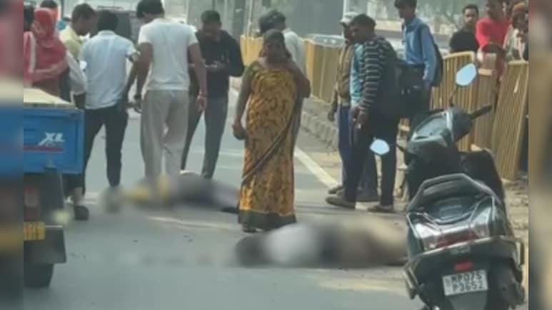 बाइक फिसलने से घायल युवक तड़फते रहे, भीड़ इलाज दिलाने की जगह मोबाइल से वीडियो बनाती रही, एक की मौत