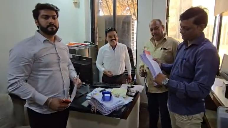 Kalyan News : KDMC च्या यादीत 'घोस्ट' व्होटर्सचा सुळसुळाट; चाळी आहेत पण फक्त कागदावर...खळबळजनक आरोप