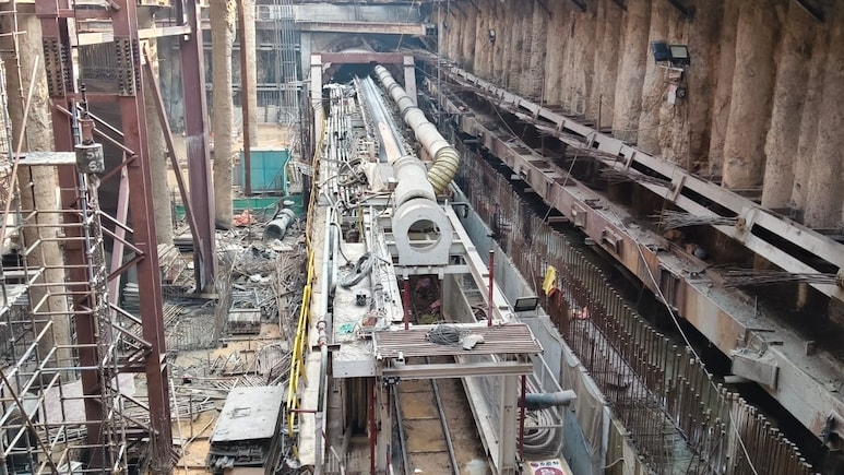 चलती मेट्रो लाइन के नीचे सुरंग बनाई, ट्रेनें एक मिनट नहीं रुकीं- दिल्ली मेट्रो की बड़ी इंजीनियरिंग सफलता