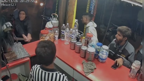 पुणे में ‘कोयता गैंग’ का आतंक, मुफ्त सामान न देने पर पान की दुकान में तोड़फोड़, CCTV में कैद घटना