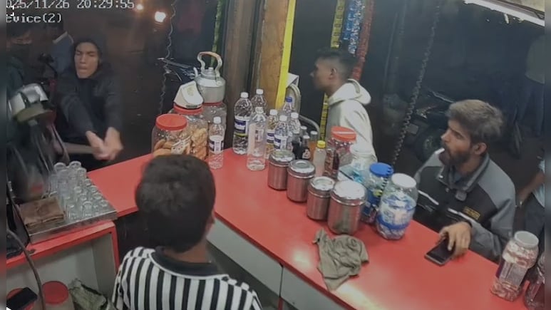 पुणे में ‘कोयता गैंग’ का आतंक, मुफ्त सामान न देने पर पान की दुकान में तोड़फोड़, CCTV में कैद घटना