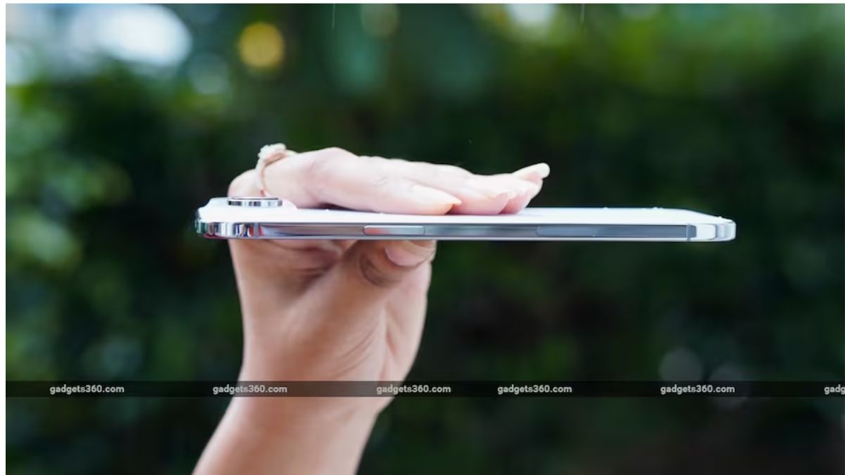 iPhone Air झाला जवळपास 13,000 ने स्वस्त; Reliance Digital चा Black Friday सेल हिट