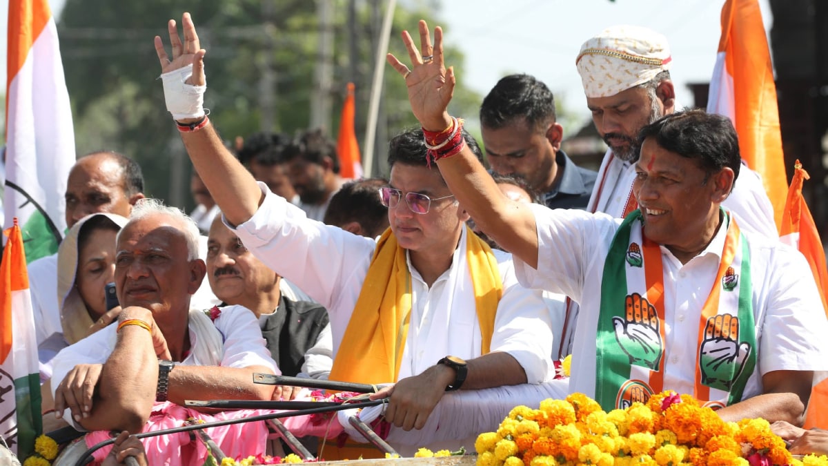 कांग्रेस प्रत्याशी प्रमोद जैन भाया के साथ रोडशो करते सचिन पायलट कांग्रेस प्रत्याशी प्रमोद जैन भाया के साथ रोडशो करते सचिन पायलट