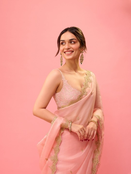 Manushi Chhillar Radiates Grace in a Pastel Pink Saree