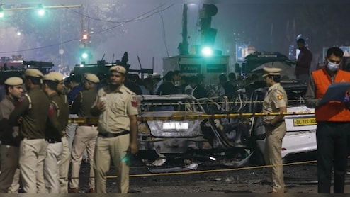 Delhi Blast LIVE: इकोस्‍पोर्ट की जांच में जुटी एजेंसियां, NSG-पुलिस के साथ बम स्‍क्‍वॉड और स्निफर डॉग भी मौजूद