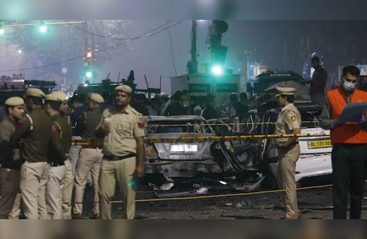 Delhi Blast LIVE: इकोस्‍पोर्ट की जांच में जुटी एजेंसियां, NSG-पुलिस के साथ बम स्‍क्‍वॉड और स्निफर डॉग भी मौजूद
