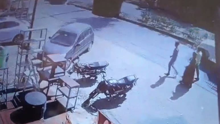 CCTV : सर्वात भीषण अपघात! 12 माणसं आणि 17 गाड्यांना डंपरने उडवलं..व्हिडीओ पाहून पायाखालची जमिनच सरकेल