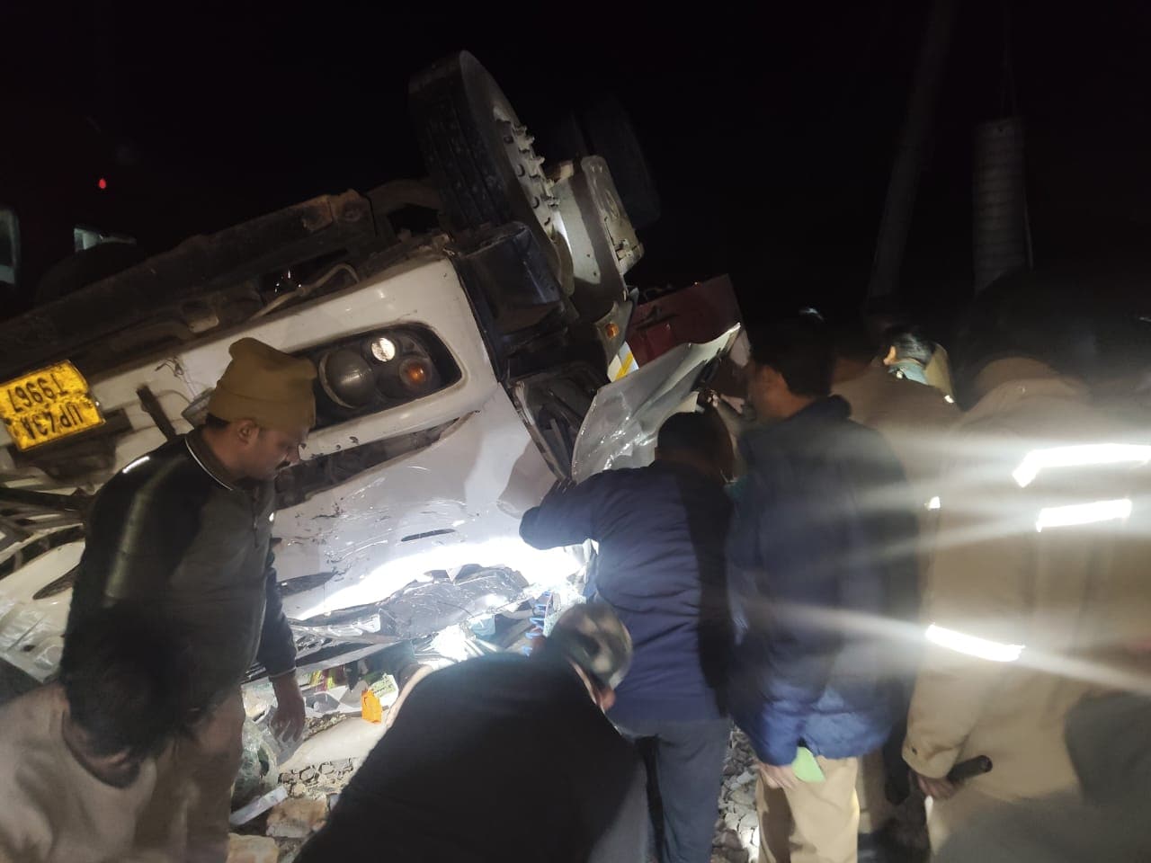 बाराबंकी में रेलवे ट्रैक पर गिरा ट्रक. बाराबंकी में रेलवे ट्रैक पर गिरा ट्रक.