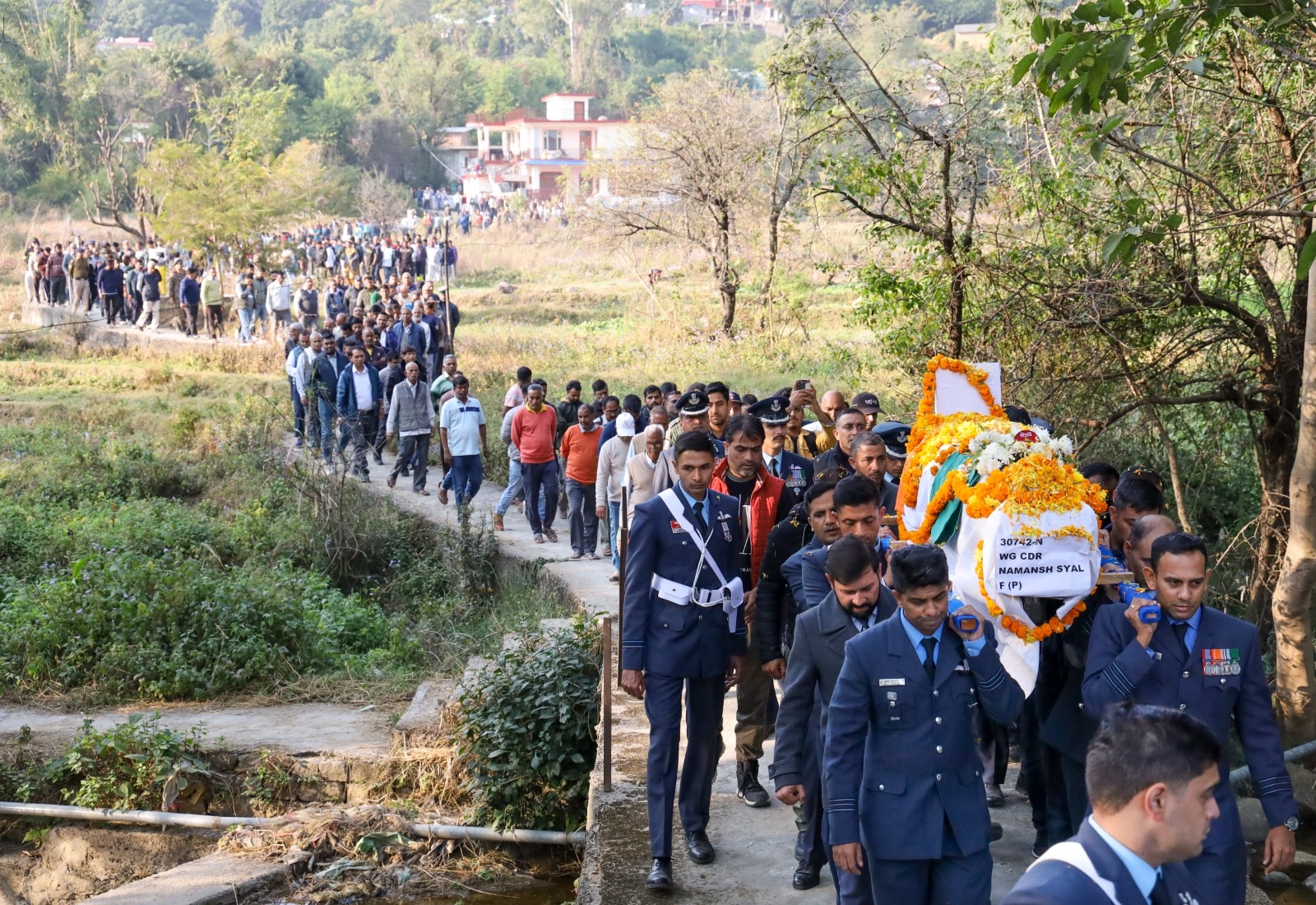 कांगड़ा में शहीद पायलट नमांश के पार्थिव शरीर को ले जाते लोग.
