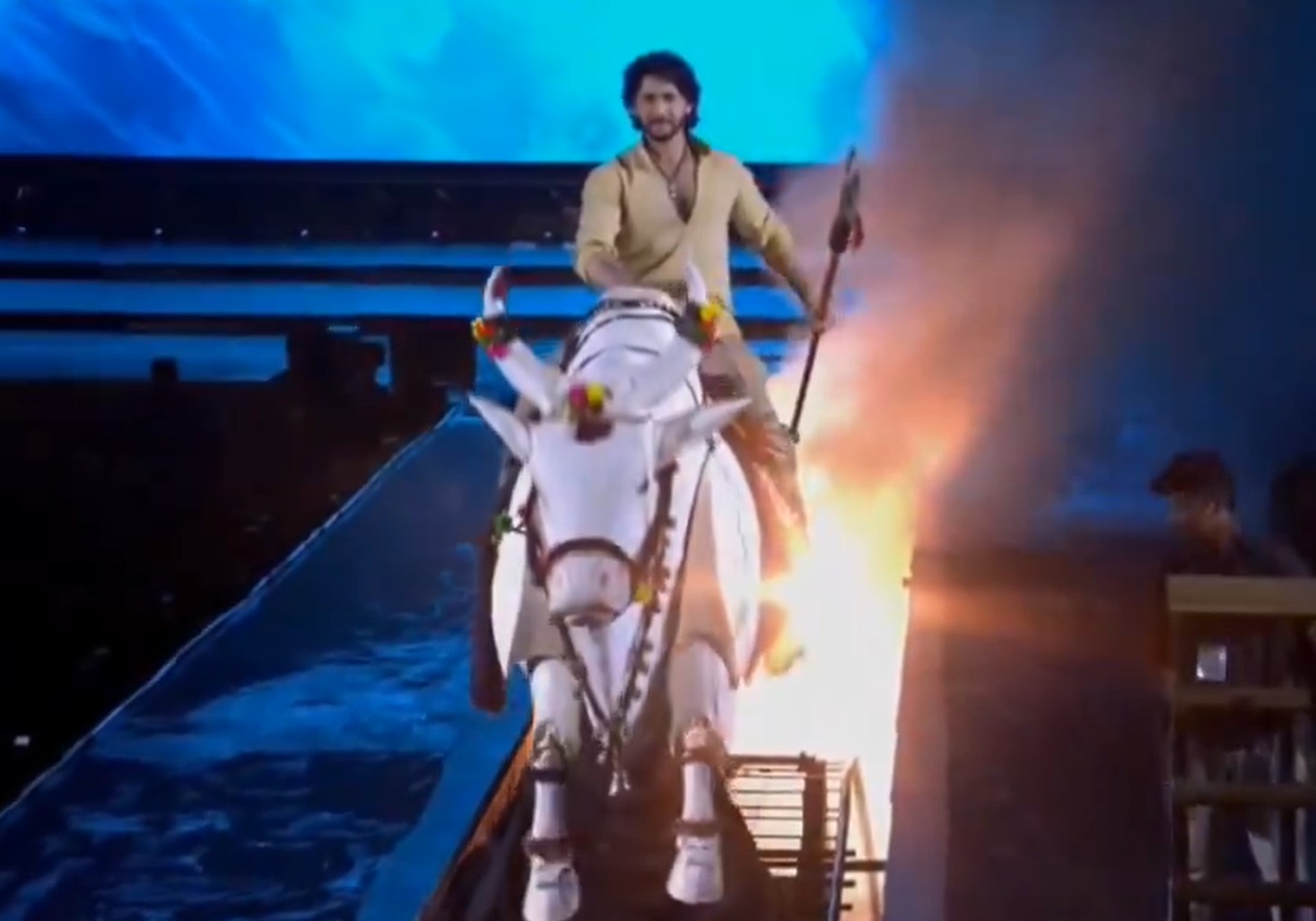 1100 करोड़ का बजट और नकली बैल पर हीरो की एंट्री, वीडियो देख कहेंगे- ऐसी भी क्या मजबूरी थी?