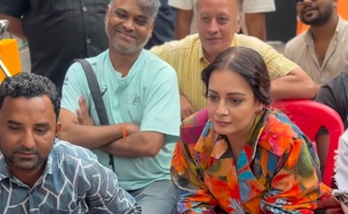 IND vs SA 1st ODI: पैपराजी के साथ मैच देखने बैठीं दिया मिर्जा, चल रही थी विराट कोहली की बैटिंग!