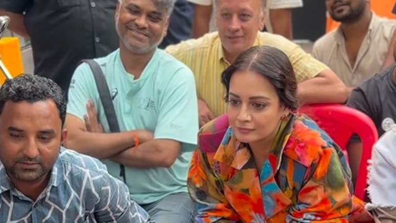 IND vs SA 1st ODI: पैपराजी के साथ मैच देखने बैठीं दिया मिर्जा, चल रही थी विराट कोहली की बैटिंग!