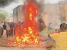 Bulldozer Action: राजस्थान में अतिक्रमण हटाने पर तनाव, बुलडोजर के आगे खड़ी हो गईं महिलाएं, पुरुषों ने लगाई आग