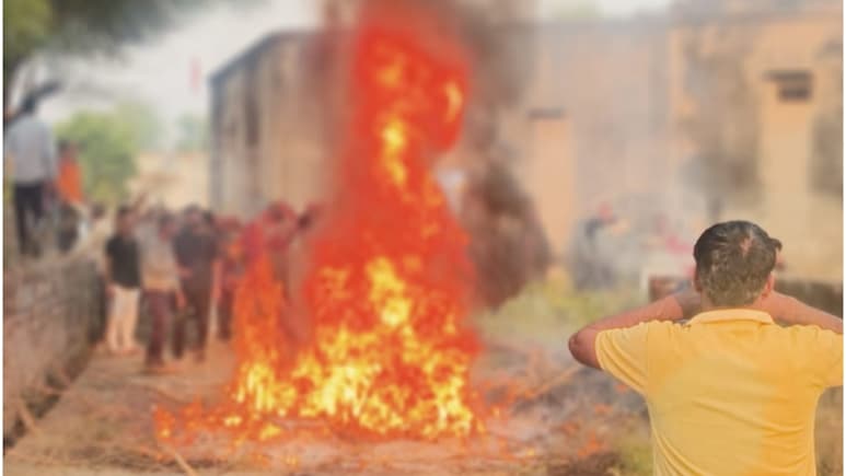 Bulldozer Action: राजस्थान में अतिक्रमण हटाने पर तनाव, बुलडोजर के आगे खड़ी हो गईं महिलाएं, पुरुषों ने लगाई आग