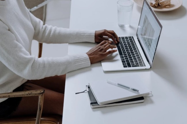 ऑफिस के बाद Boss का कॉल उठाना जरूरी नहीं,  लोकसभा में नौकरीपेशा लोगों के लिए पेश हुआ खास बिल