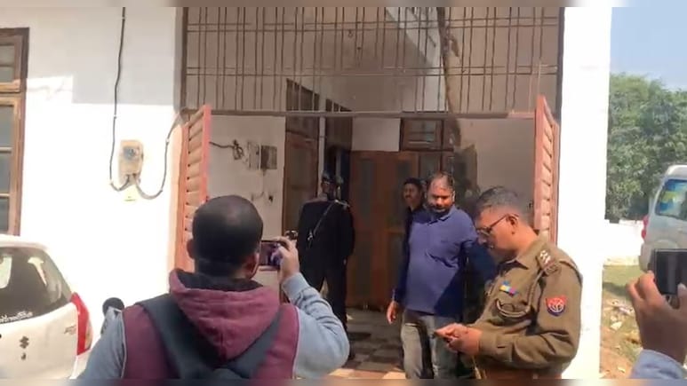 लखनऊ पहुंची दिल्ली धमाके की जांच, गिरफ्तार डॉ. मुजम्मिल के करीबी के घर पुलिस की छापेमारी