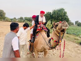 SIR के लिए ऊंट की सवारी करके घरों तक पहुंच रहे अधिकारी, इस जिले के SDM की अनोखी पहल