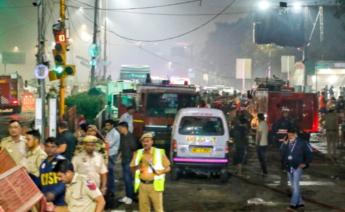 लाल किला बड़ा ब्लास्ट, लोगों के उड़े चीथड़े, 200 मीटर तक दिखा धमाके का असर