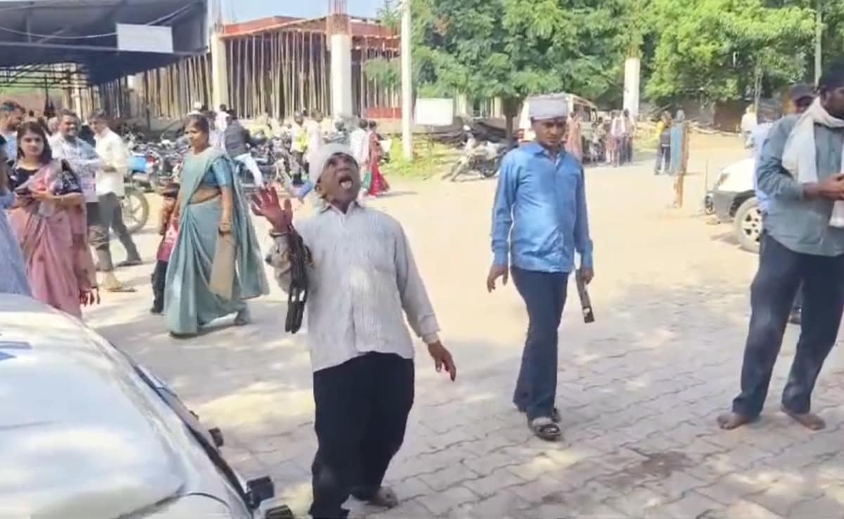 अस्पताल से आत्मा ले जाने के दौरान एक आदिवासी व्यक्ति.