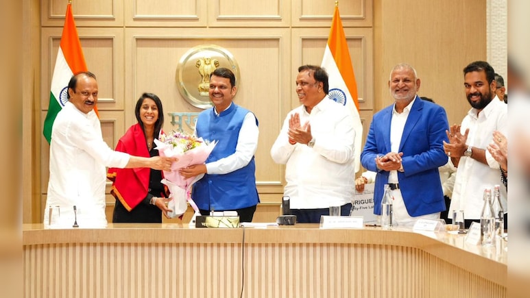 World Cup Win: अभिमान! महाराष्ट्राच्या खेळाडूंचा CM फडणवीसांच्या हस्ते गौरव, इतक्या कोटींचं दिलं बक्षीस