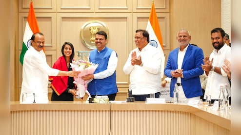 World Cup Win: अभिमान! महाराष्ट्राच्या खेळाडूंचा CM फडणवीसांच्या हस्ते गौरव, इतक्या कोटींचं दिलं बक्षीस World Cup Win: अभिमान! महाराष्ट्राच्या खेळाडूंचा CM फडणवीसांच्या हस्ते गौरव, इतक्या कोटींचं दिलं बक्षीस