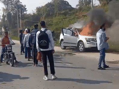 Rajasthan: अजमेर में चलती कार में आग, पंप से पेट्रोल भरवाने के बाद हुआ हादसा, गाड़ी के आगे का हिस्सा जलकर खाक