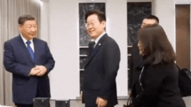 क्या यह सेफ है... जिनपिंग ने गिफ्ट में चीनी स्मार्टफोन दिए तो साउथ कोरिया के राष्ट्रपति ने ऐसे ली चुटकी