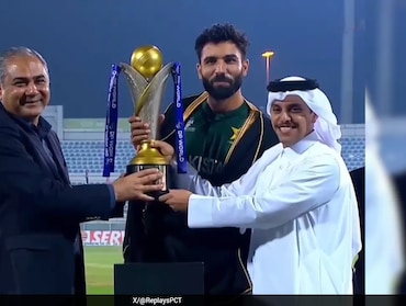 Asia Cup Rising Stars 2025: मोहसिन नकवी ने पाकिस्तान को थमाई एशिया कप ट्रॉफी, रिएक्शन ने की बेशर्मी की सारी हदें पार