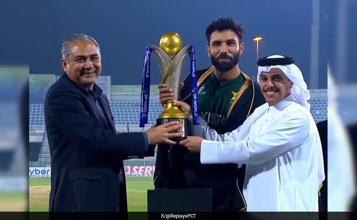 Asia Cup Rising Stars 2025: मोहसिन नकवी ने पाकिस्तान को थमाई एशिया कप ट्रॉफी, रिएक्शन ने की बेशर्मी की सारी हदें पार