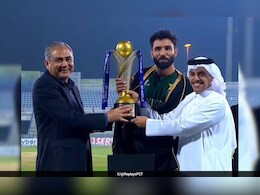 Asia Cup Rising Stars 2025: मोहसिन नकवी ने पाकिस्तान को थमाई एशिया कप ट्रॉफी, रिएक्शन ने की बेशर्मी की सारी हदें पार