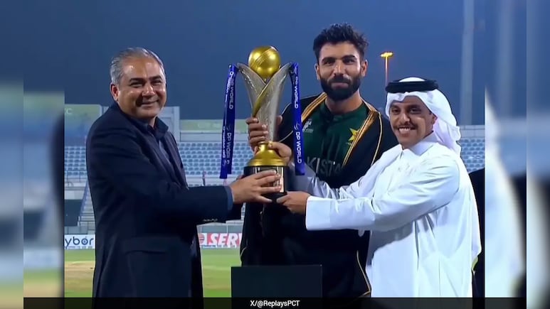 Asia Cup Rising Stars 2025: मोहसिन नकवी ने पाकिस्तान को थमाई एशिया कप ट्रॉफी, रिएक्शन ने की बेशर्मी की सारी हदें पार