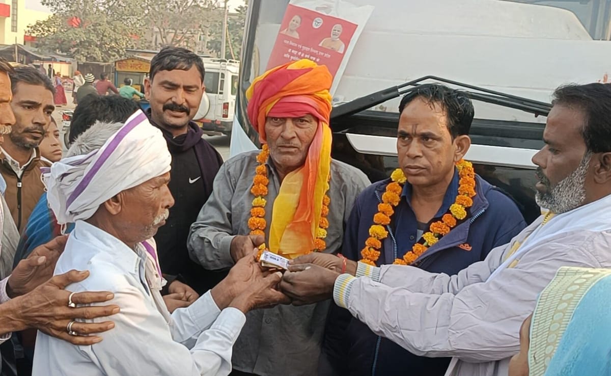 अपना रुपयों से भरा बैग पाने के बाद बस के यात्री ने ड्राइवर और कंडक्टर को माला पहनाकर और साफा बांधकर स्वागत किया. अपना रुपयों से भरा बैग पाने के बाद बस के यात्री ने ड्राइवर और कंडक्टर को माला पहनाकर और साफा बांधकर स्वागत किया.