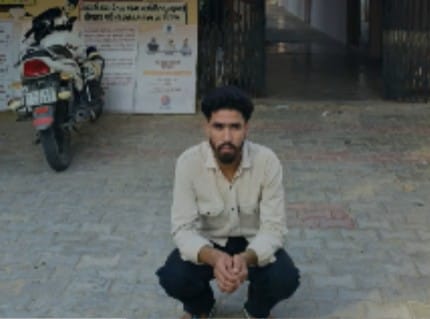 थाने में बैठा आरोपी युवक.