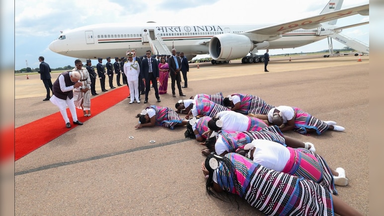 PM मोदी का अफ्रीका में साष्टांग स्वागत... जानें महिलाओं के जमीन पर लेटकर वेलकम का क्या है कल्चर