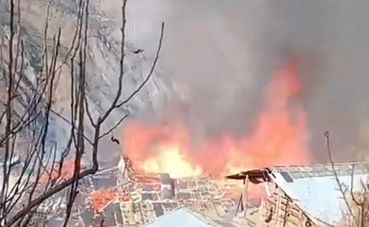 आग लगने का शुरूआत कारण शार्ट सर्किट को बताया जा रहा है.