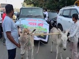 पुणे में अनोखा विरोध; खराब 'थार' SUV को गधों से खिंचवाकर शोरूम ले गया ग्राहक पुणे में अनोखा विरोध; खराब 'थार' SUV को गधों से खिंचवाकर शोरूम ले गया ग्राहक